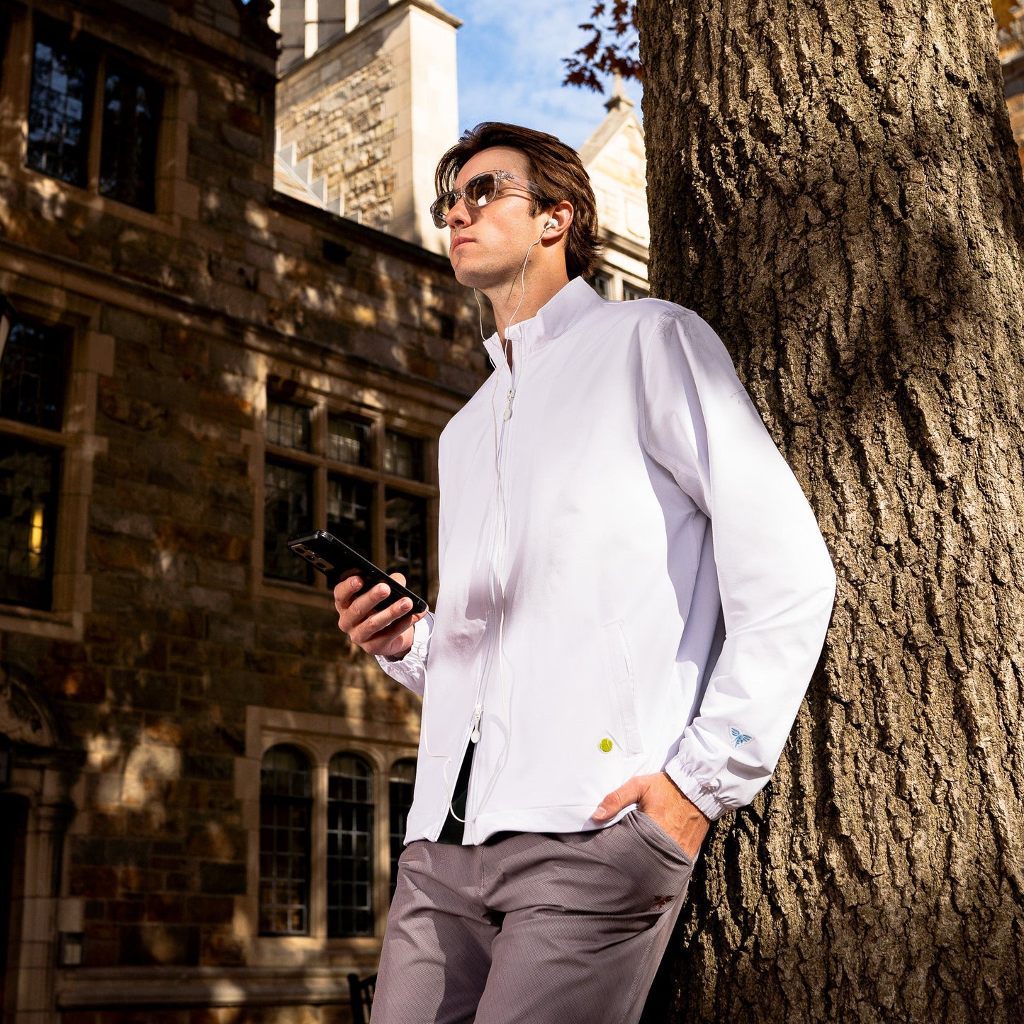 Model wearing Sigrún match jacket in white.
