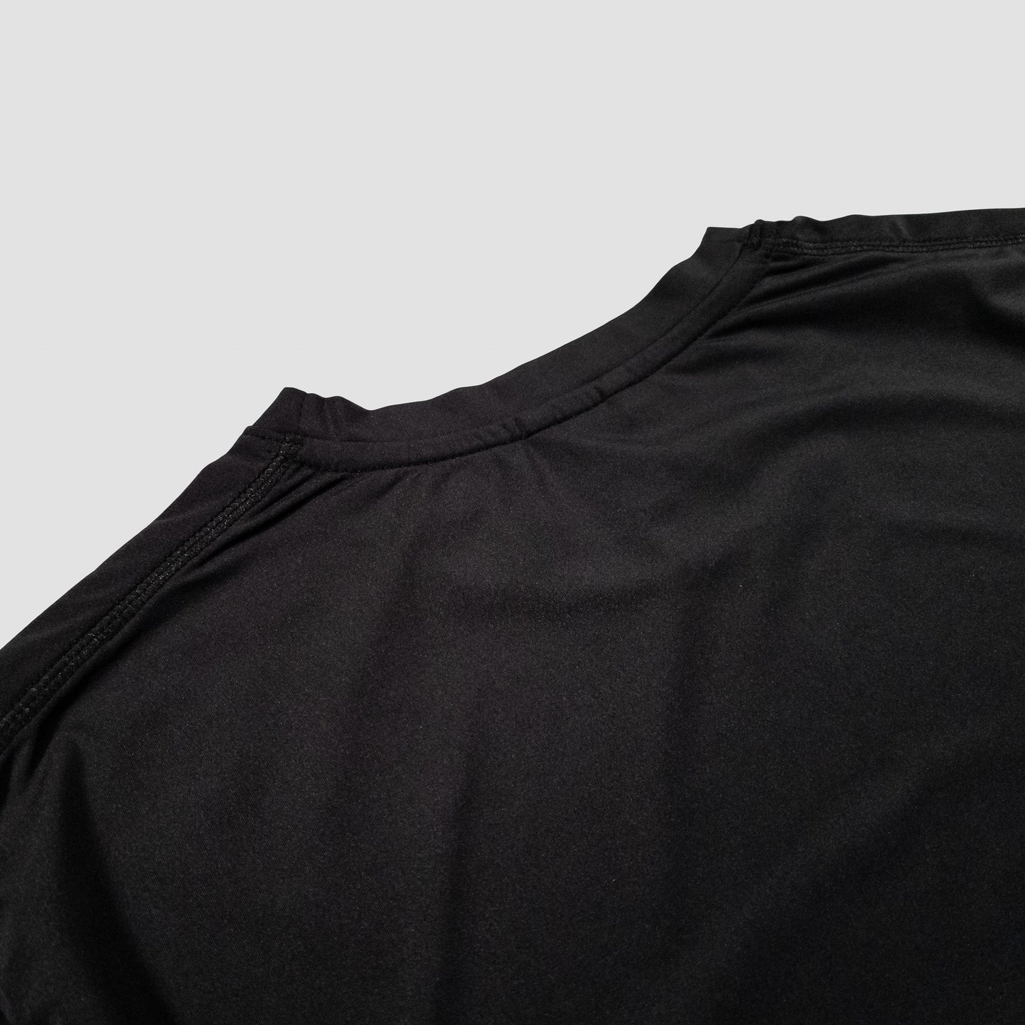 Sigrún match tee in black back neck view.