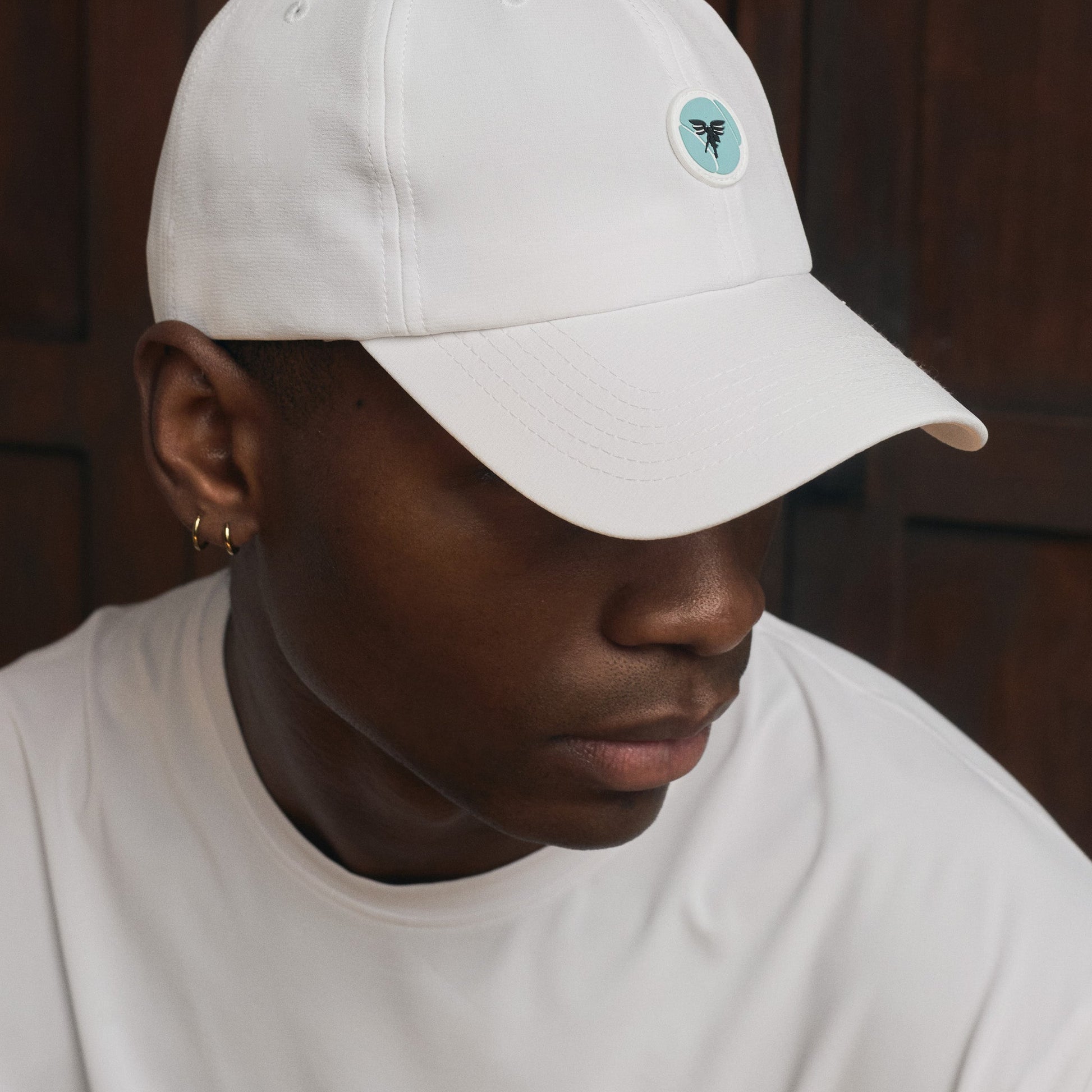 Model wearing Sigrún white tennis hat